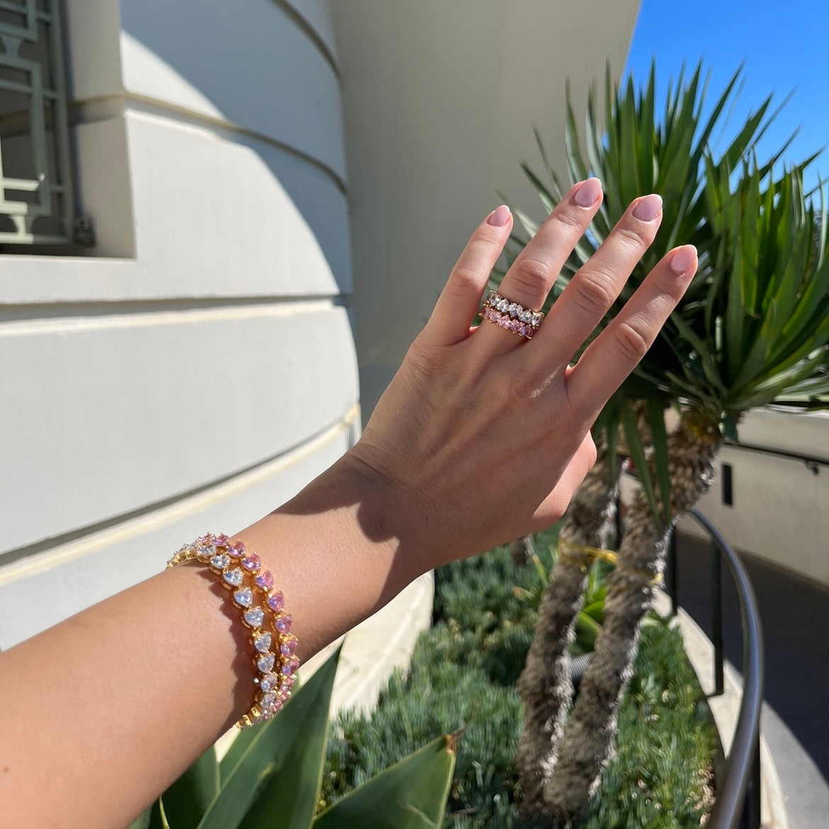 Goldenes Tennis Armband mit Zirkonia Herzen. Eingraviert mit dem Anna Carolina Logo. Das Armband hat weiße herzen und ist ein Geschenk mit liebe für die Partnerin, Beste Freundin oder kann auch als Freundschaftsarmband getragen werden. Klassisch und elegant.