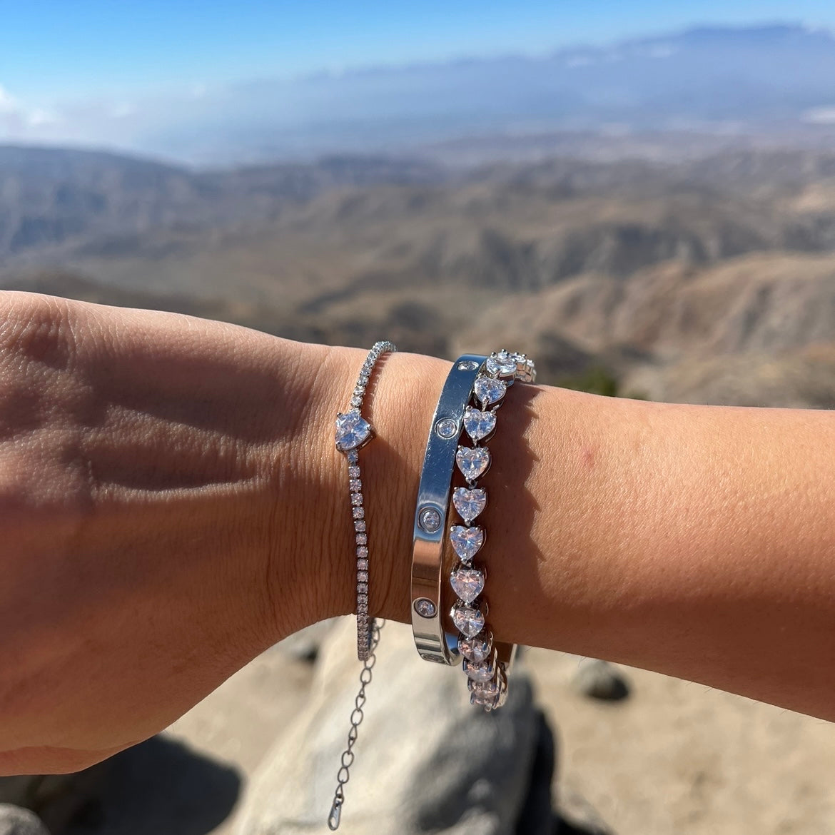Silber Tennis Armband mit Zirkonia Herzen. Eingraviert mit dem Anna Carolina Logo. Das Armband hat weiße herzen und ist ein Geschenk mit liebe für die Partnerin, Beste Freundin oder kann auch als Freundschaftsarmband getragen werden. Klassisch und elegant.