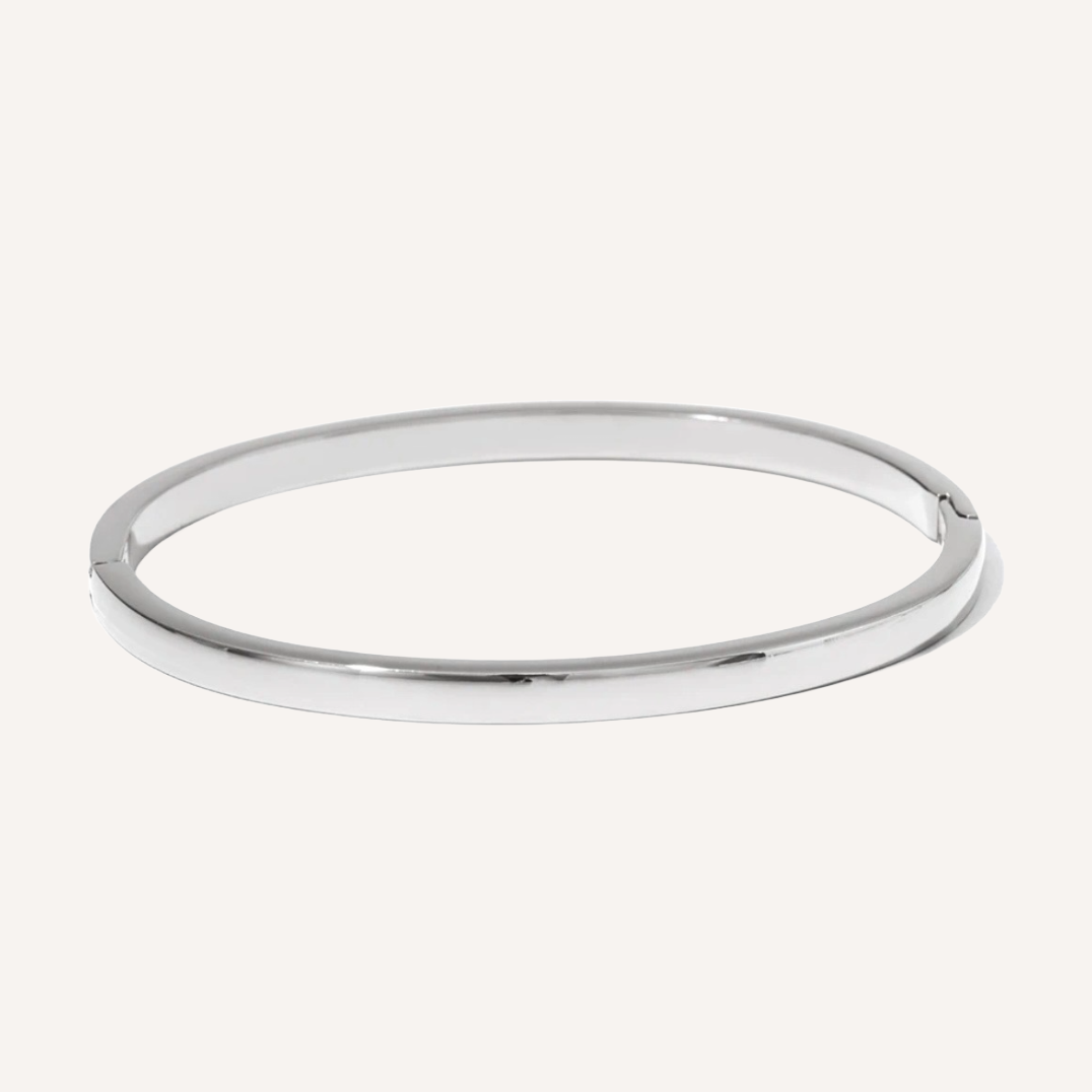 Minimalistischer silber Armreif in einer breite von 4mm, perfekt geeignet zum Stapeln von Armbändern und Armreifen. Die Kanten sind Abgerundet. Der Armreif ist perfekt für den Alltag und passt zu jedem Outfit. Besteht aus Rostfreiem Stahl.