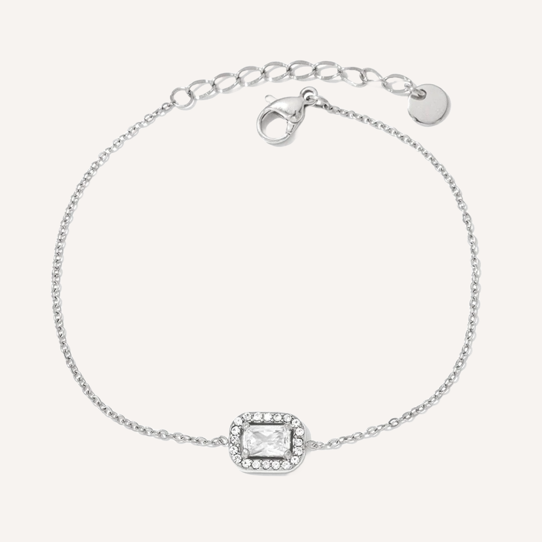 Elegantes feines silbernes Armband mit einem dünnen Kettchen und Rechteckigem Zirkonia mit Halo. 