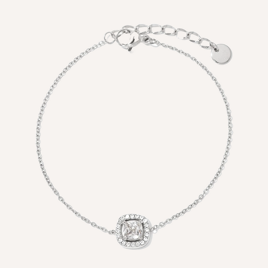 Elegantes feines silbernes Armband mit einem dünnen Kettchen und viereckigem Zirkonia mit Halo.