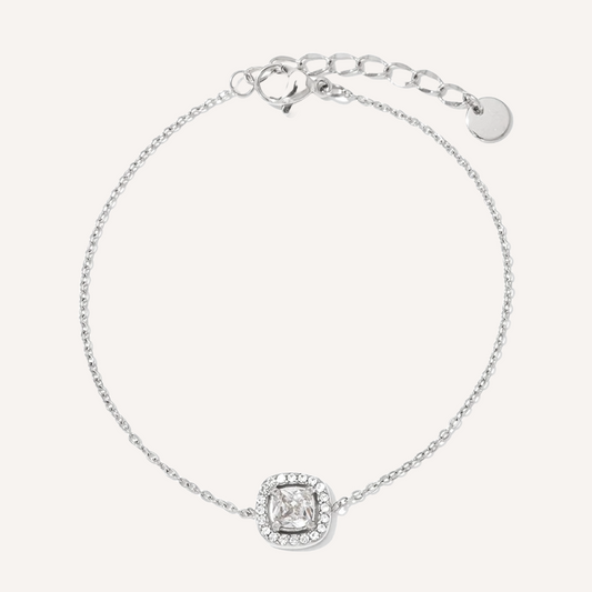 Elegantes feines silbernes Armband mit einem dünnen Kettchen und viereckigem Zirkonia mit Halo. 