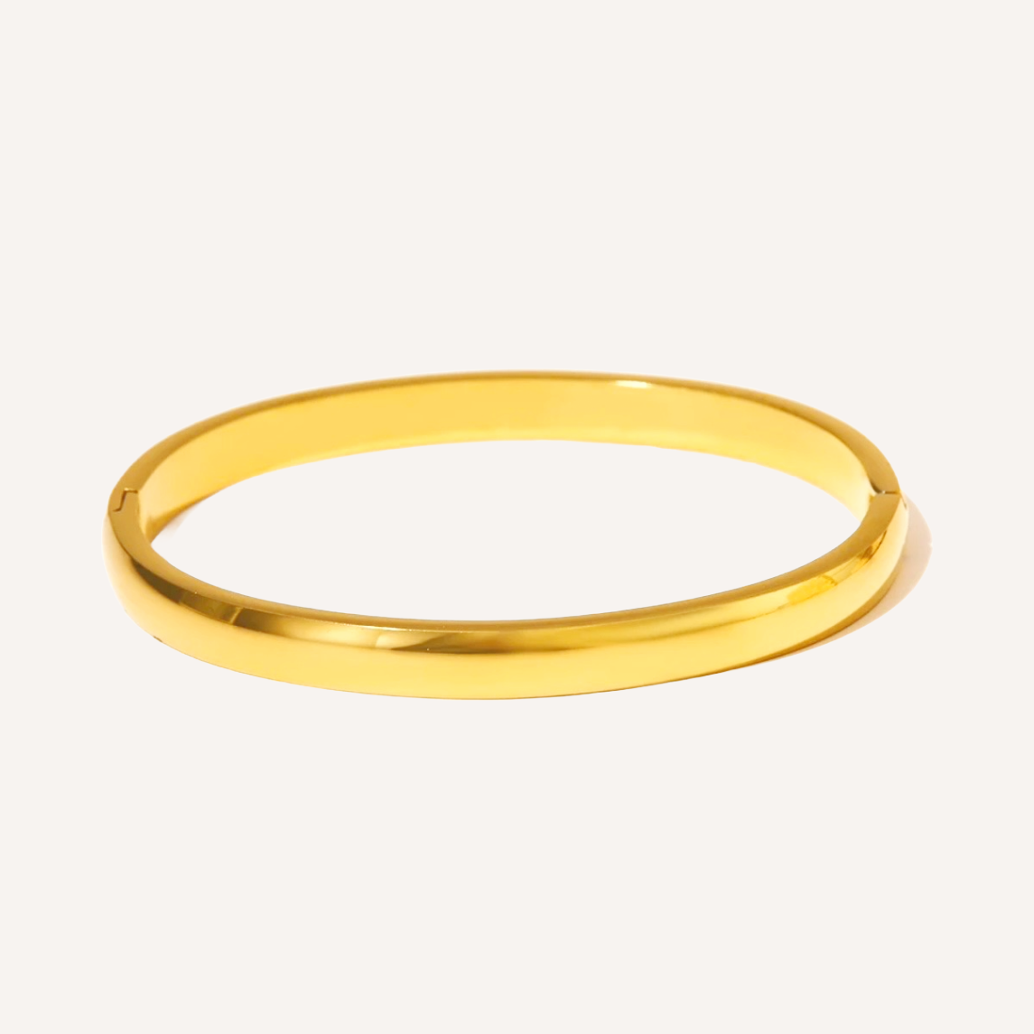 Minimalistischer gold Armreif in einer breite von 6mm, perfekt geeignet zum Stapeln von Armbändern und Armreifen. Die Kanten sind Abgerundet. Der Armreif ist perfekt für den Alltag und passt zu jedem Outfit. Besteht aus Rostfreiem Stahl und ist vergoldet. Kann auch im maximaoistischen Stil getragen werden.